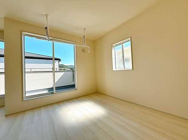 【洋室】色合いに統一感のある、落ち着いた雰囲気のお部屋です。(同社施工例)