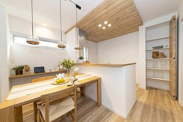 【キッチン/当社施工例】
ご家族との会話を楽しみながら作業できる対面式キッチン♪ポップアップ天井が空間のアクセントに!