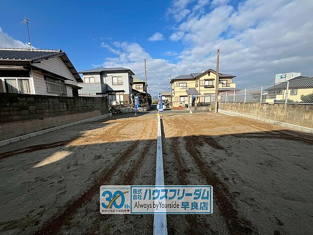 【現地写真】
周辺は戸建やマンションが建ち並ぶ住宅街です。
車通りが少なく閑静な住環境で、穏やかな暮らしが叶います◎