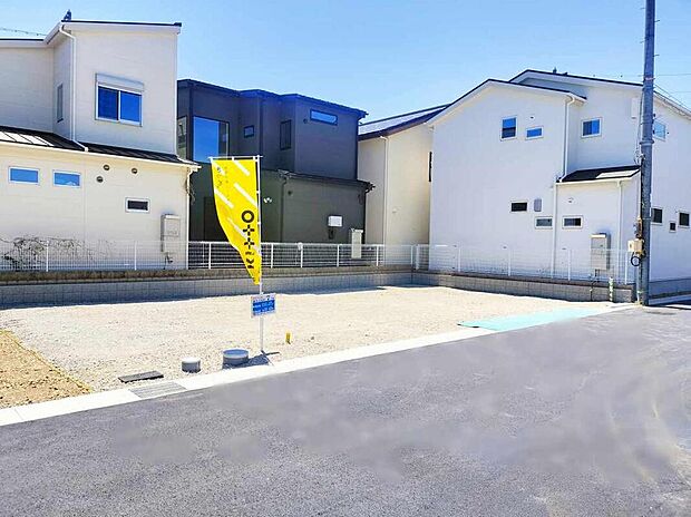 【7号地・現地写真】
前面道路は幅員約5m。分譲地内の道路につき、外部からの通り抜けが少なく、お子様やペットのいるご家庭にも適した住環境です◎ ※2026年5月10日撮影