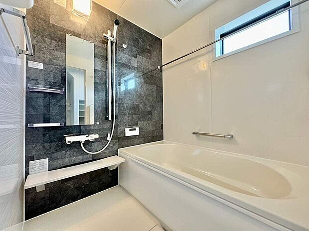 【【浴室/5号地】】1日の疲れを癒してくれる浴室です。シックなアクセントパネルが洗練された印象を与えます。換気に便利な窓付きです。