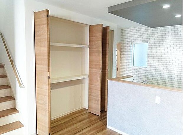 【【LDK】】リビングにも収納を設けました♪ ご家族共有の文具や掃除用具など、すっきり片付きます☆