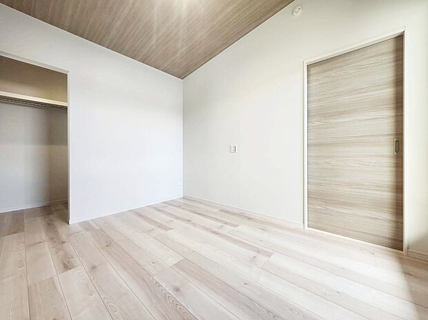 【【洋室/約5.82帖】】約5.82帖の洋室には、WICを備えています◎
オープン仕様のため、両手に荷物を持っていてもスムーズに出入りできます。