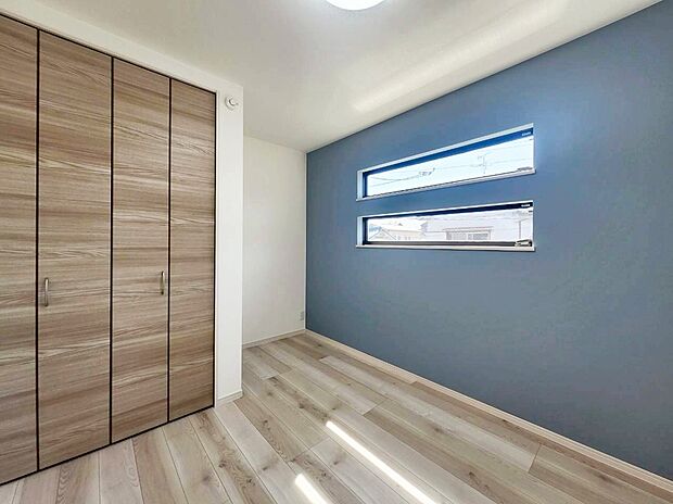 【【洋室/約5.25帖】】南向きの洋室です◎
落ち着いたカラーのアクセントクロスが特徴です♪