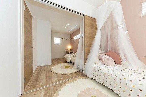 【【施工例/洋室】】子ども部屋は引き戸で仕切ることで、成長に合わせてフレキシブルに使えます！シーンに応じて一体空間としても活用できます。