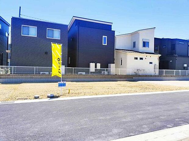 【【6号地・現地写真】】前面道路は幅員約5m。分譲地内の道路につき、外部からの通り抜けが少なく、お子様やペットのいるご家庭にも適した住環境です◎ ※2026年5月10日撮影
