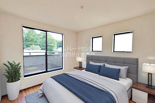 光が差し込む室内には、穏やかな時間が流れます。休日には、落ち着いた空間で自分の趣味を楽しむのはいかがですか。※家具をCGで加工しています。家具付き販売ではございません。