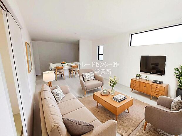 ☆1号棟☆
明るく開放感のあるリビング。対面式キッチンは、いつでもご家族を感じられる空間作りの重要ポイントになりそうです。※家具をCGで加工しています。家具付き販売ではございません。