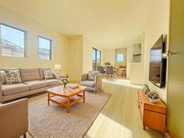 明るく開放感のあるリビング。対面式キッチンは、いつでもご家族を感じられる空間作りの重要ポイントになりそうです。※家具をCGで加工しています。家具付き販売ではございません。