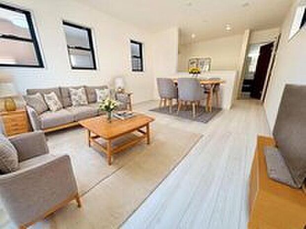 広々とした開放感あふれるリビングです。ご家族でインテリアのレイアウトを考えるのも楽しみになりそうです。※家具をCGで加工しています。家具付き販売ではございません。