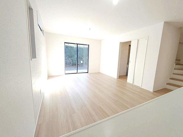 【1号棟】
家族の食事や団らんのほか、子供を遊ばせたり、友人を招いたりするＬＤＫは住まいの中心。長時間過ごす場所だから、その空間は住まい全体の居心地を左右します。