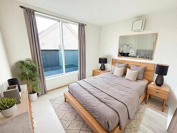 収納力たっぷりのウォークインクローゼットは、家族の強い味方。シーズンオフのお洋服や靴、キャンプ用品やスポーツ用品など、かさばるけど、大切なものもしっかり片づけられます♪