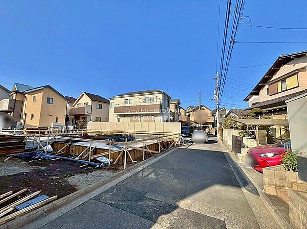 【前面道路含む現地写真】
子育て環境にはピッタリな落ち着いた雰囲気の住宅地♪戸建ては建物が独立しているため、マンションのように上下階や隣からの騒音を気にせずに過ごせるのもポイントですね♪