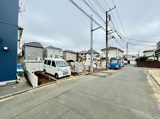 ☆前面道路含む現地写真☆
人気の低層住居専用地域は落ち着いた住環境です。小学校は徒歩10分圏内。低学年のお子様でも無理なく通える距離ですね☆