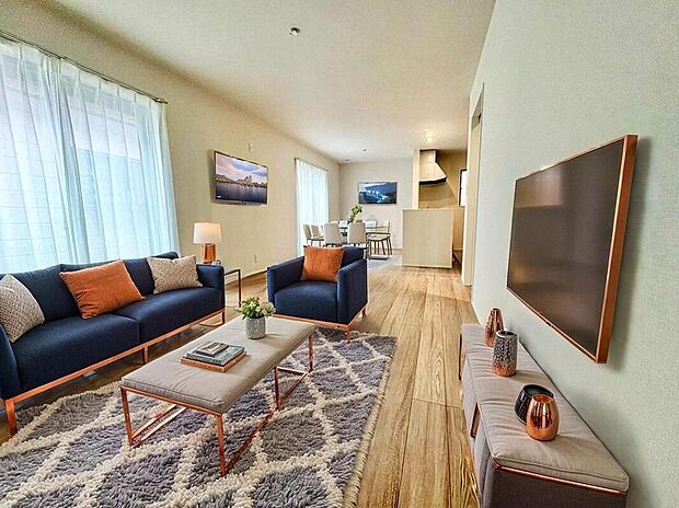 明るく開放感のあるリビング。対面式キッチンは、いつでもご家族を感じられる空間作りの重要ポイントになりそうです。※家具をCGで加工しています。家具付き販売ではございません。