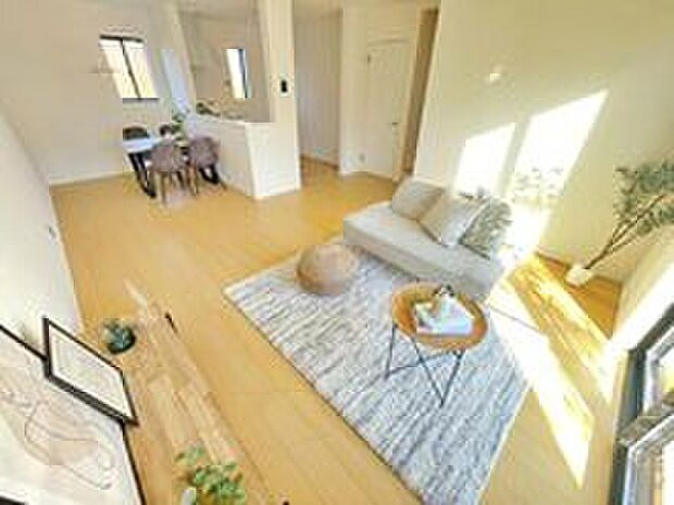 【リビング】【E号棟】
広々としたLDKに、自分好みのインテリアでレイアウト。季節ごとに模様替えなども、楽しみの一つとなりそうです。