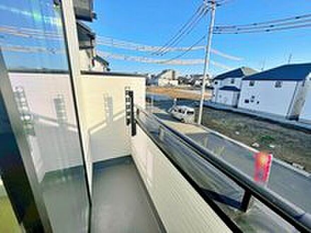 【　バルコニー】【E号棟】
日当たりのよい広さのあるバルコニー。一度にたくさんの洗濯物を干すことができます。