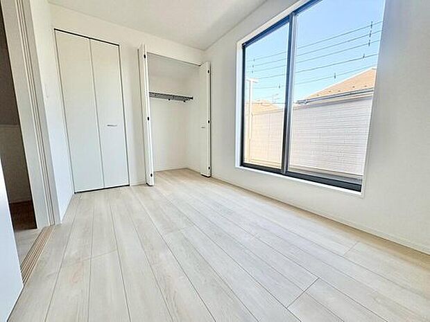 【リビング以外の居室】光が差し込む室内には、穏やかな時間が流れます。休日には、落ち着いた空間で自分の趣味を楽しむのはいかがですか。