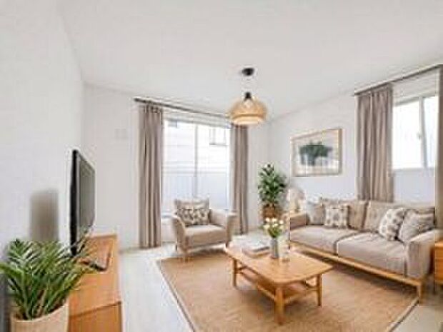 【リビング】大きな窓のあるリビングは、陽光あふれる明るい空間です。居心地良く、ご家族皆がゆったり寛げる憩いの空間となりそうです。※家具をCGで加工しています。家具付き販売ではございません。