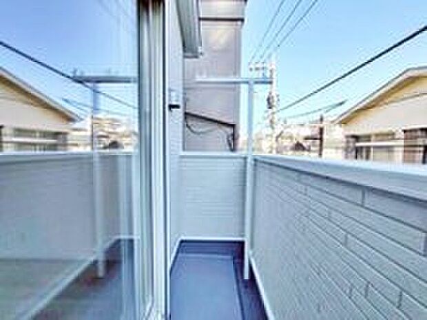 【バルコニー】晴れた日にはたっぷりのお洗濯ものを干すことができるバルコニー♪