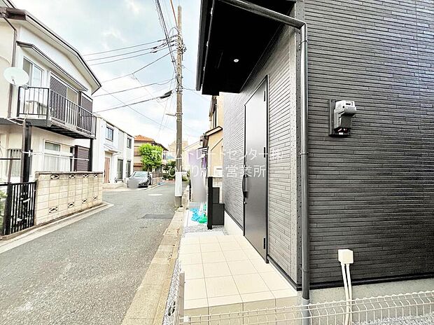 【前面道路含む現地写真】気持ちの良い青空に栄える建物となっております。完全に完成いたしましたので、ご自由にお好きなだけご見学いただけます。この機会にぜひ見に来てください。