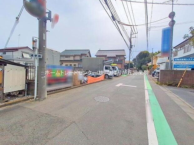 【前面道路含む現地写真】ひとたび扉を開けばそこに待っているのは上質な空間とマイホームでの新生活をイメージさせる優雅なひととき。「この家なら…」ではなく「ここに住みたい♪」と思う感動をお届けいたします。