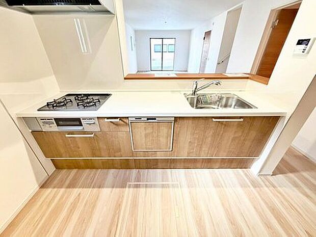 【キッチン】収納力豊富、爽やかなシステムキッチンを用意しております。さっと拭き取るだけで汚れが簡単にとれますので、キッチンスペースをいつでもすっきりとお使い頂けます。