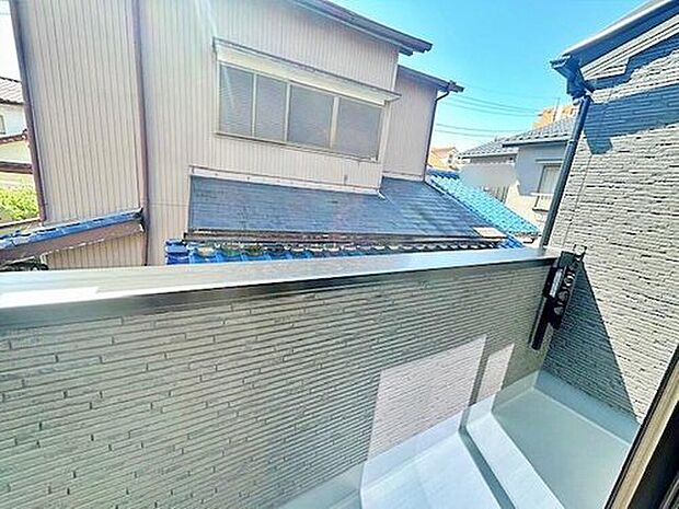 【バルコニー】バルコニーは、洗濯物や布団を干すだけでなく、暖かな陽射しや爽やかな風を存分に取り込み、お部屋に解放感をもたらします☆幅が広めのバルコニーなので家事もしやすいですね♪