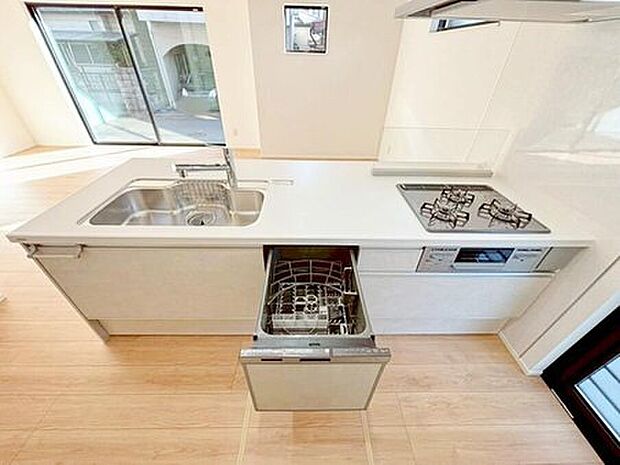 【キッチン】収納力豊富、爽やかなシステムキッチンを用意しております。さっと拭き取るだけで汚れが簡単にとれますので、キッチンスペースをいつでもすっきりとお使い頂けます。