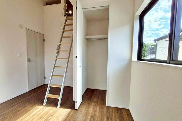 【リビング以外の居室】小屋裏収納は驚くほどの収納力!!例えば収納場所に悩みそうな「五月人形」や、暖房器具など季節ものもここに♪