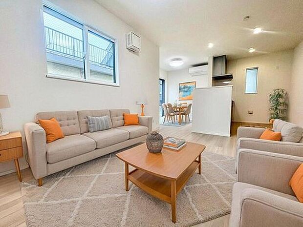 【リビング】明るく開放感のあるリビング。対面式キッチンは、いつでもご家族を感じられる空間作りの重要ポイントになりそうです。※家具をCGで加工しています。家具付き販売ではございません。