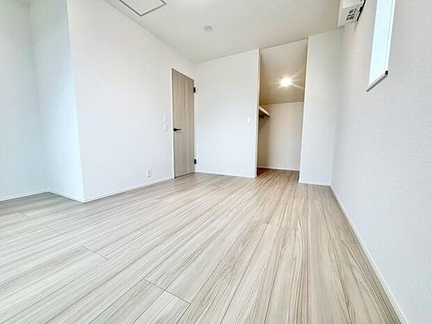 【リビング以外の居室】充分な広さの収納を備え、普段使いの洋服も選ぶのが楽しくなりそう♪採光良好な洋室は、快適空間。プライベートの時間もゆったりお寛ぎ頂けそうです。
