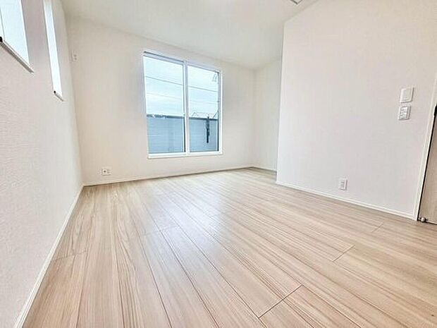 【リビング以外の居室】個室としてお使いいただける洋室。大切なのは明るさと風通し、明るい日差しと心地よい風で自分のお部屋でくつろげる贅沢をご提供します。