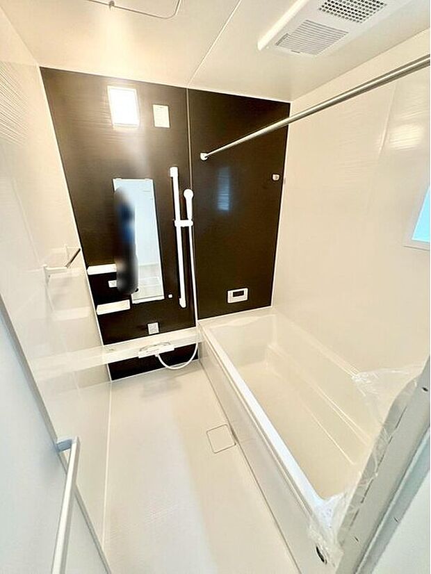 【浴室】毎日の疲れを癒す浴室は1坪タイプです。足を伸ばしてゆっくりとくつろげます。窓があるので、湿気もこもらないのも、うれしいですね♪