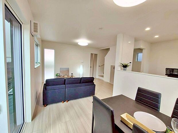 【リビング】仕事、家事、それに育児と忙しく、自分の時間をなかなか取れない毎日。でも、住まいの選び方次第では時間に余裕が生まれ、気持ちもゆったり。趣味だって楽しめるかも♪