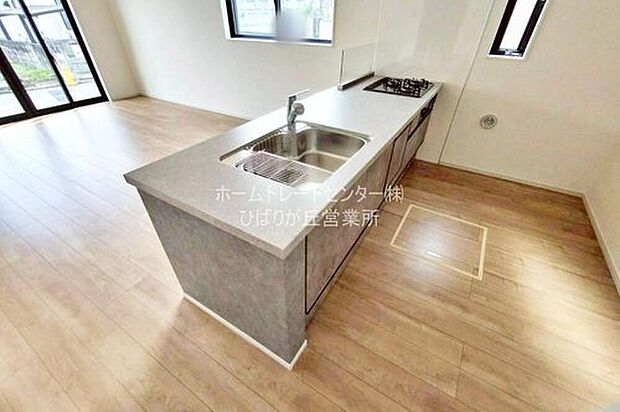 【 キッチン】収納力豊富、爽やかなシステムキッチンを用意しております。さっと拭き取るだけで汚れが簡単にとれますので、キッチンスペースをいつでもすっきりとお使い頂けます。