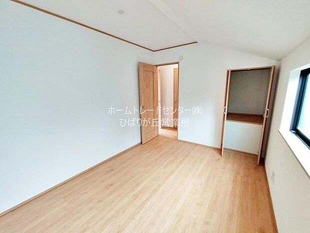 【リビング以外の居室】充分な広さの収納を備え、普段使いの洋服も選ぶのが楽しくなりそう♪採光良好な洋室は、快適空間。プライベートの時間もゆったりお寛ぎ頂けそうです。