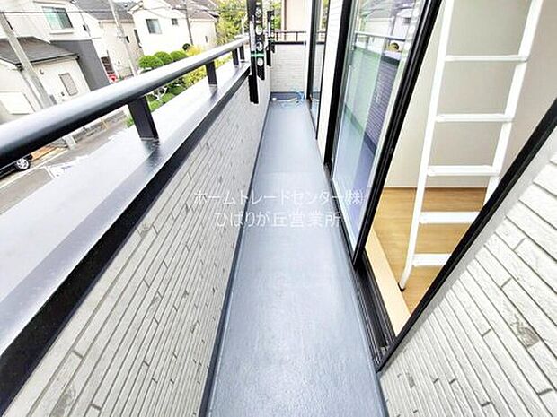 【バルコニー】バルコニーは、洗濯物や布団を干すだけでなく、暖かな陽射しや爽やかな風を存分に取り込み、お部屋に解放感をもたらします☆幅が広めのバルコニーなので家事もしやすいですね♪