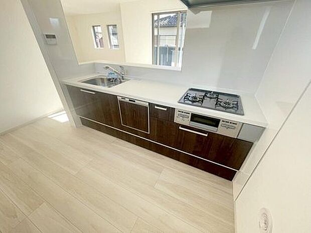 【キッチン】対面式キッチンですので、お食事の準備をしながらご家族との会話を楽しめます☆リビングで遊んでいるお子様を見守りながらお料理ができる人気の高いスタイルです。