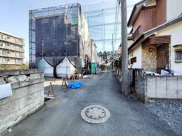 【前面道路含む現地写真】一戸建ての大きなメリットは、「自分の土地」を自由に使えること。好きなペットが飼えるほか、ガーデニングやＤＩＹ、車やバイクの手入れなど様々な趣味を楽しめます♪

