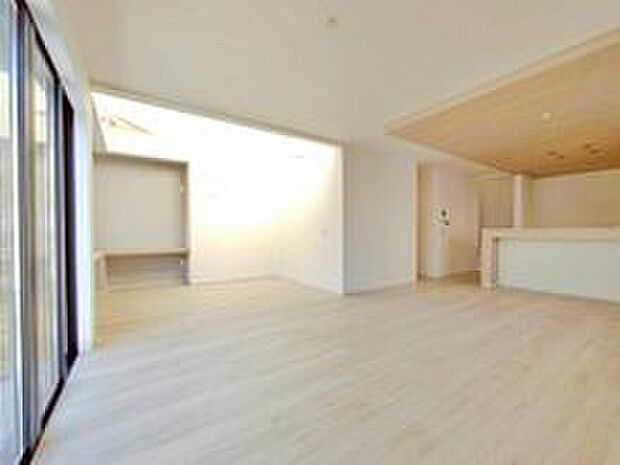 【リビング】仕事、家事、それに育児と忙しく、自分の時間をなかなか取れない毎日。でも、住まいの選び方次第では時間に余裕が生まれ、気持ちもゆったり。趣味だって楽しめるかも♪