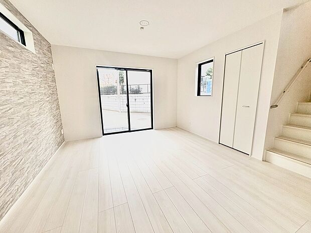 【リビング】『LDKは家族だんらんをデザイン』家族が集まり一緒の時間がすごせる工夫がされております。何気ない一日のひとコマが何者にも代えがたい宝物になることでしょう♪