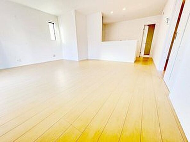 【リビング】ここにはみんなが集い、食事と楽しい会話が始まる。話に夢中になりすぎて、ついつい時を忘れ時間が過ぎてしまう。そんな束の間の幸せを感じさせてくれる場所となることでしょう。