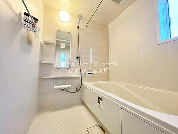 【☆浴室☆】バルコニーは、洗濯物や布団を干すだけでなく、暖かな陽射しや爽やかな風を存分に取り込み、お部屋に解放感をもたらします☆幅が広めのバルコニーなので家事もしやすいですね♪