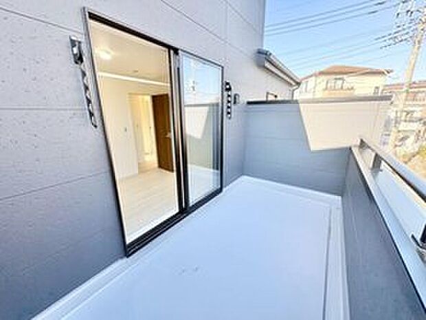 【バルコニー】子どもが小さいと洗濯物が増えがちですが、広いバルコニーでたくさんの洗濯物を干すことができます。