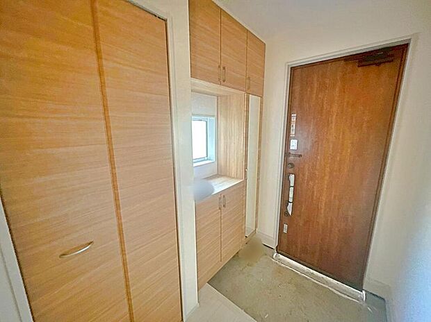 【☆玄関☆】お家に出会う人々を迎える玄関だからこそ、広々清潔感あふれる空間にしたいものです。採光・通風にも配慮された設計で毎日明るい空間をキープします♪