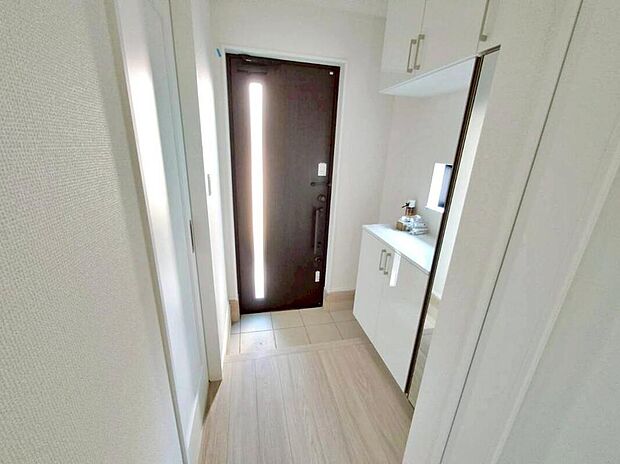 【玄関】お家に出会う人々を迎える玄関だからこそ、広々清潔感あふれる空間にしたいものです。採光・通風にも配慮された設計で毎日明るい空間をキープします♪