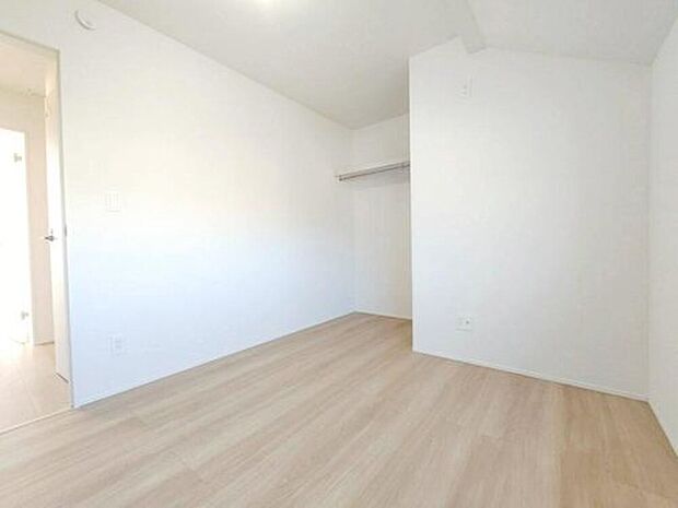 【リビング以外の居室】【1号棟】
収納が豊富な住宅は居室空間がしっかりと使えるので暮らしやすさが断然に上がります。荷物をを気にすることなく家具の配置をお好み通りにできるのも大きな魅力です。