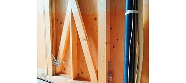 【横からの力に耐える「筋交い」】柱と柱の対角線に取り付けられるもので、片方向の片筋交い、両方向のたすき筋交いがある。　在来工法では、必要箇所に筋交い耐力壁を配置し補強します。