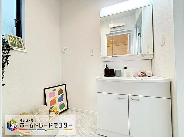 【洗面台・洗面所】※B号棟
白を基調としたサニタリースペース。清潔感のある快適空間です。毎日の身支度も気持ち良くお使い頂けます。洗面所にも収納スペースがございますので、ちょっとした生活用品等も収納できますね♪